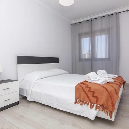 C09 - 3 Bed דירה *
